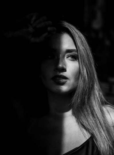 Mujer con problemas para eliminar la caspa